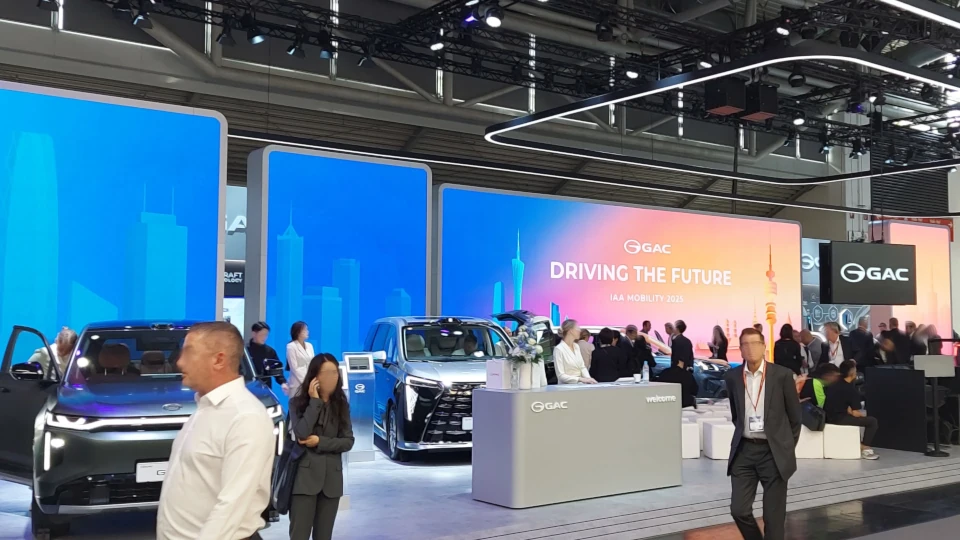 Messestand mit Automobilen und LED-Wänden für GAC Motors