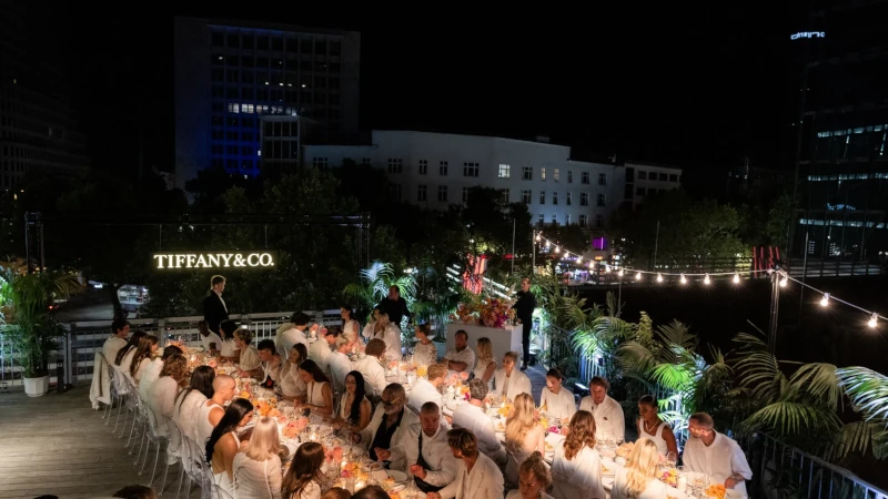 Luxuriöses Dinner bei Nacht mit Laser für Tiffany & Co.